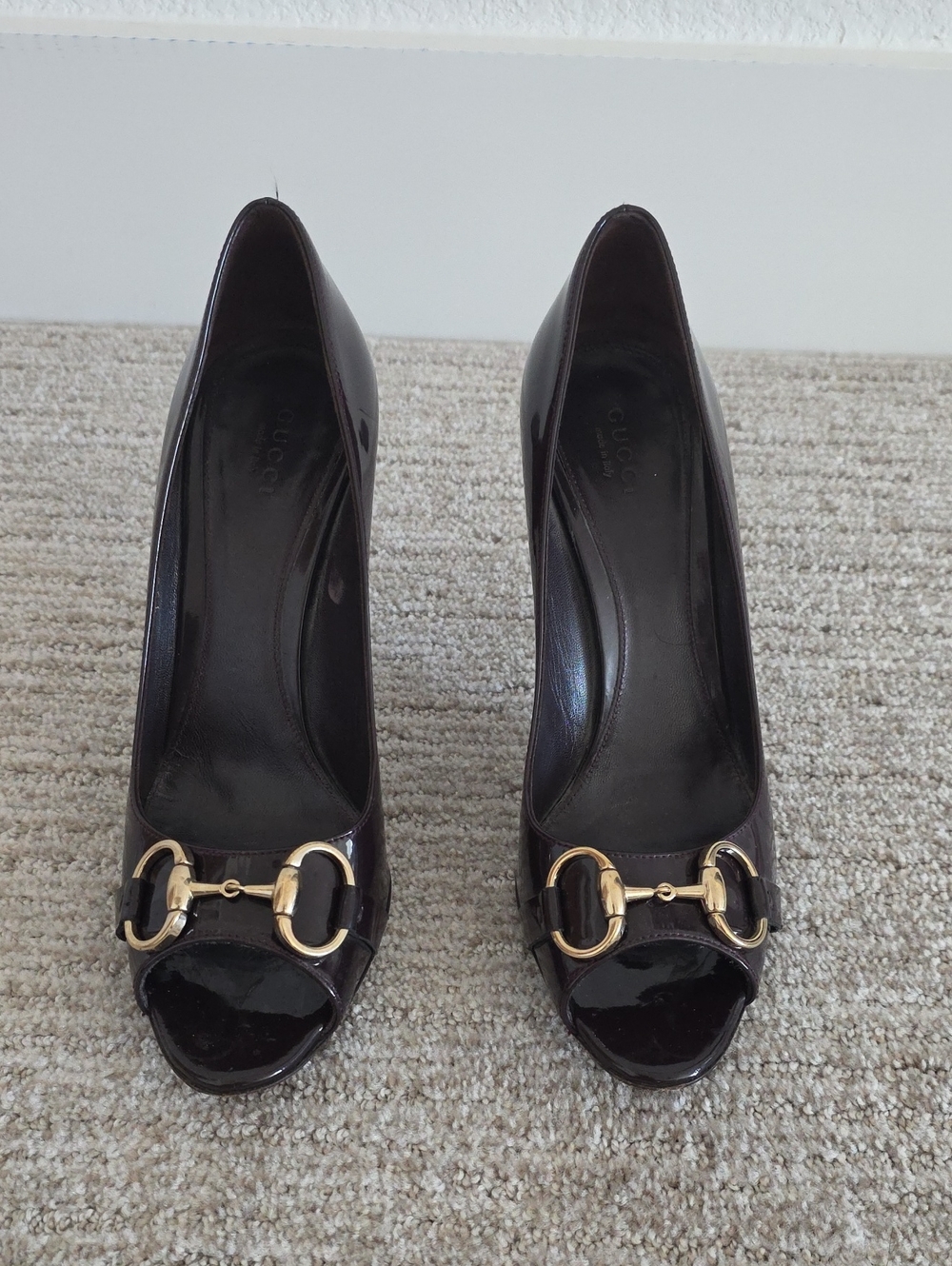 Gucci Patent Leather Peep-Toe Pumps with Gold Horsebit - Deep Purple